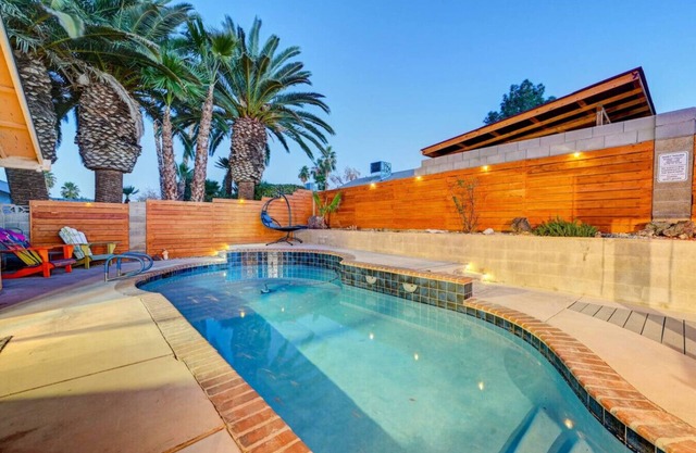 15 Min to STRIP, Heated Pool, BBQ, 4BR, Pool Table