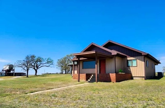 15 mins from Pioneer Woman, this Cozy Cowboy House is the perfect get away!