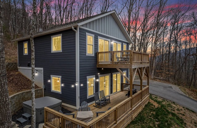 15 Mins to AVL|HotTub|Views|Fire Pit|BBQ