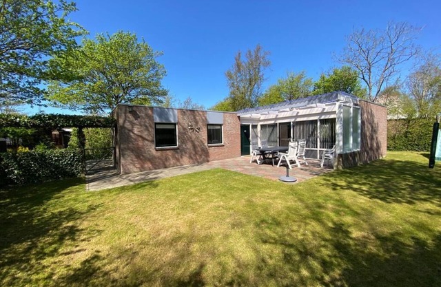 15-minute bike ride from the sea! Lovely vacation bungalow with spacious garden.