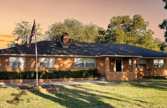 15 minutes to the airport. A peaceful nest in the middle of the city.