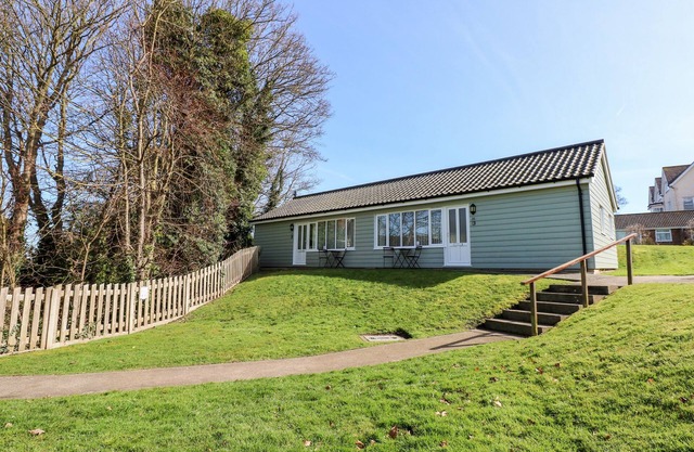 15 THE DELL, pet friendly, character holiday cottage in Mundesley