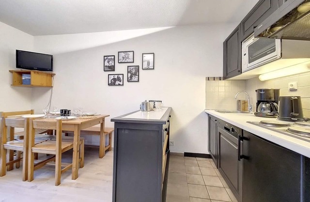150m from ski slopes, 2nd floor, view mountain, balcony, tv, ski locker, 29m²