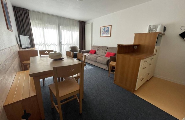 150m from ski slopes, 2nd floor, view ski slopes, fitness, swimming pool, sauna, tv, ski locker