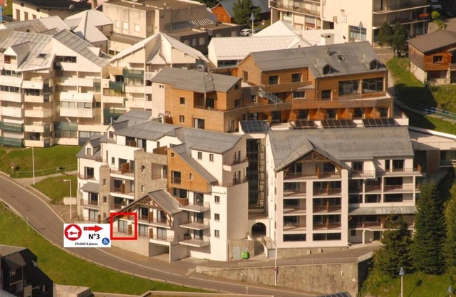 150m from ski slopes, 1st floor, view ski slopes, swimming pool, balcony, tv, ski locker, 36m²