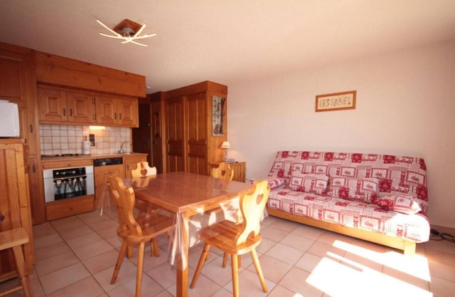 150m from ski slopes, 1st floor, view ski slopes, balcony, ski locker, 34m², Les Saisies
