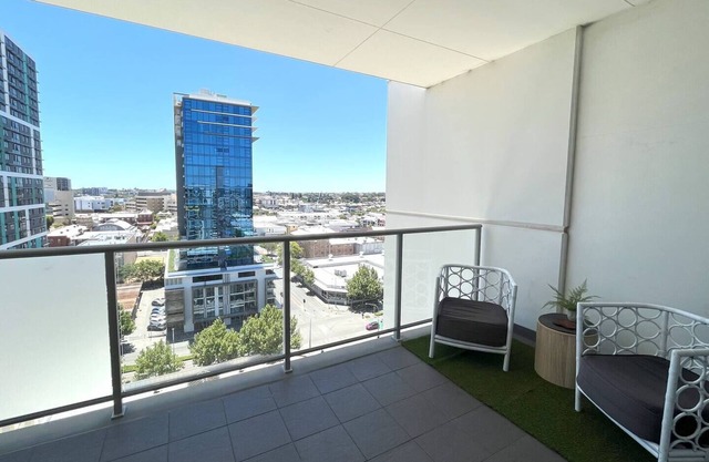 152 City Rest with Views, high up + parking sleeps 2