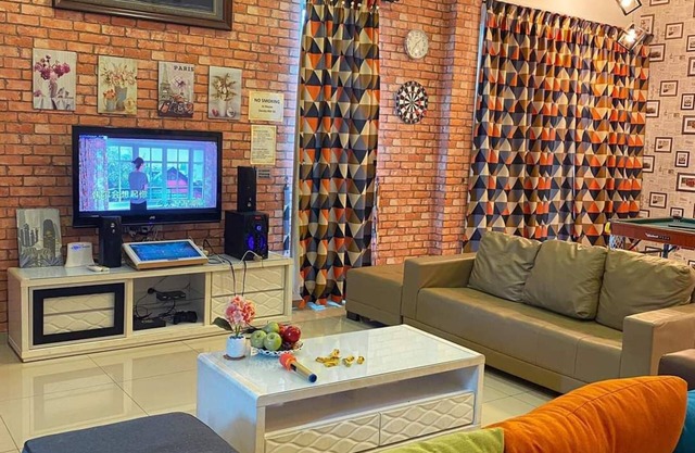 15P Lumut Lovely HOme 9min Beach Karaoke Snooker BBQ in house