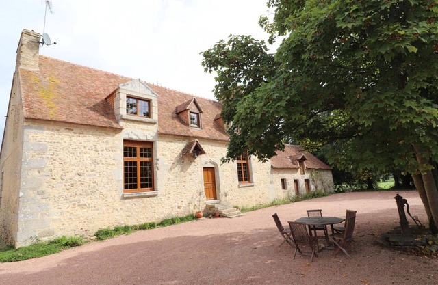 15th Century Manor with Fireplace, Pets Allowed, in Colombiers