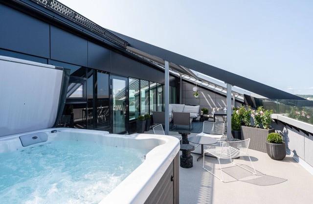 15th Floor Penthouse with Jacuzzi & 60m2 Terrace