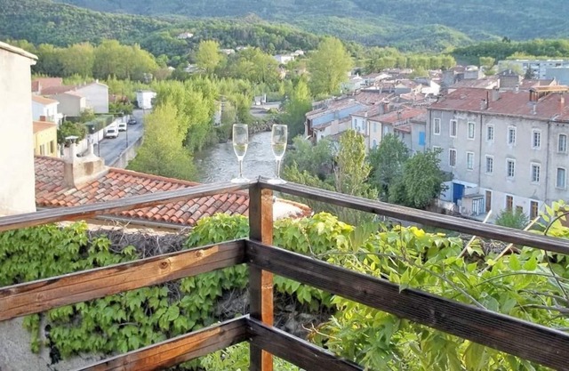 15thc Oak Beamed Cottage with stunning views of Old Town, River Aude & Pyrenees