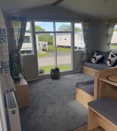 16 anglers acre luxury hot tub break tattershall lakes