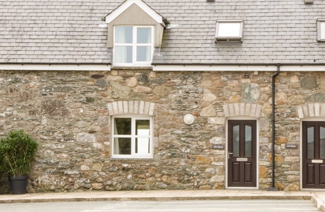 16 CEFN CWMWD COTTAGES, family friendly, with a garden in Llangefni