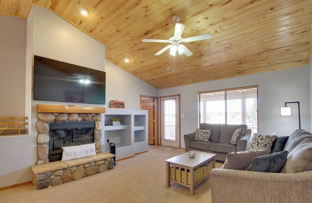 16 Mi to Sitgreaves: Overgaard Cabin w/Porch