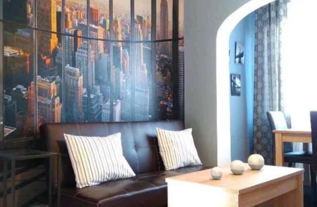 16 Mirasierras Metro Wifi A/C free parking on street