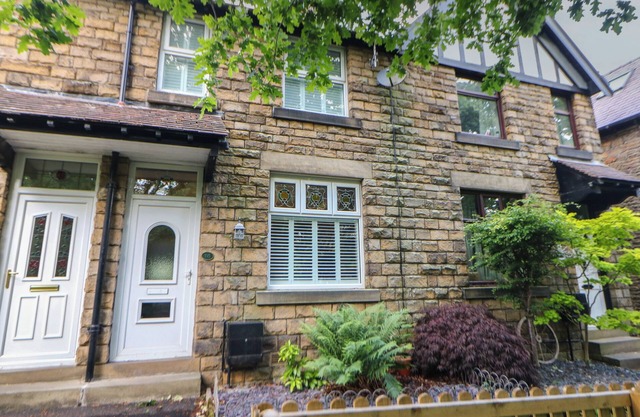 16 OAK BANK, family friendly, character holiday cottage in New Mills