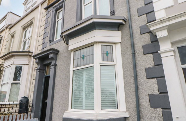 16 SEAFIELD TERRACE, pet friendly, with hot tub in South Shields