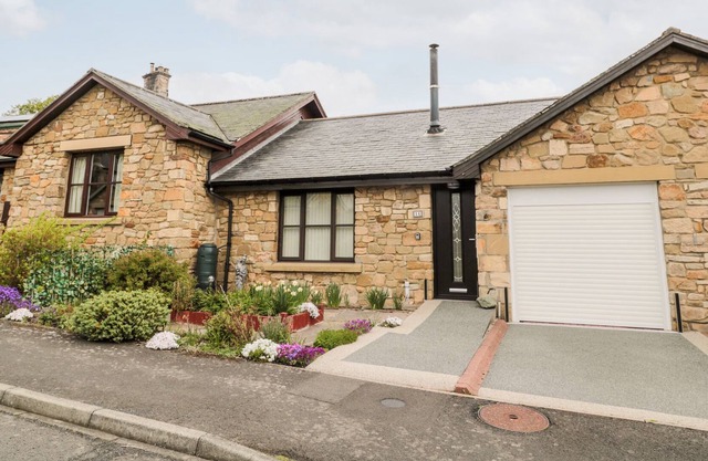16 THE MALTINGS, pet friendly, character holiday cottage in Rothbury