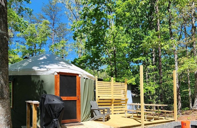 16' Yurt, Dog Friendly, Deck, Dome Skylight, Sleeps 2.
