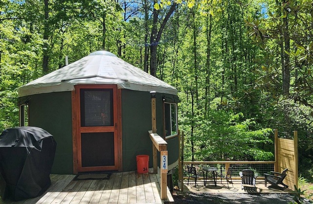 16' Yurt, Dog Friendly, Deck, Dome Skylight, Sleeps 2.