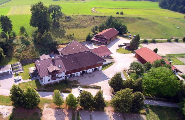 160 sqm gallery apartment in a quiet hamlet southeast of Munich (MVV area)