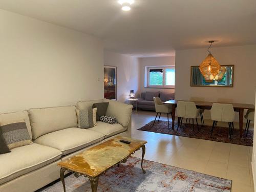 160qm Wohnung mit Balkon nahe Salzburg - Freilassing 2 Schlafzimmer, 2 Bäder