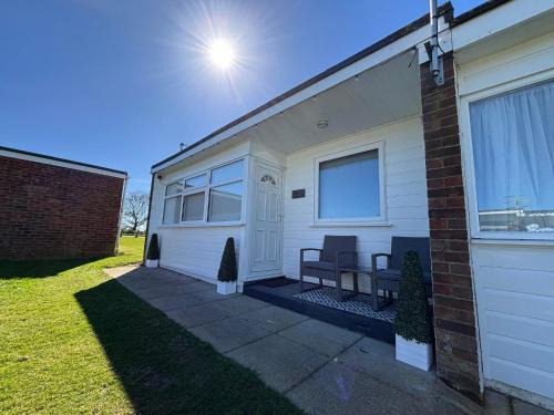 169 Sunbeach, Scratby - Two bed Chalet, sleeps 5, pet friendly, FREE pool and entertainment passes plus WiFi and linen and towels included