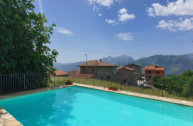 16th-century Tuscan villa with swimming pool, fabulous views, walk to restaurant