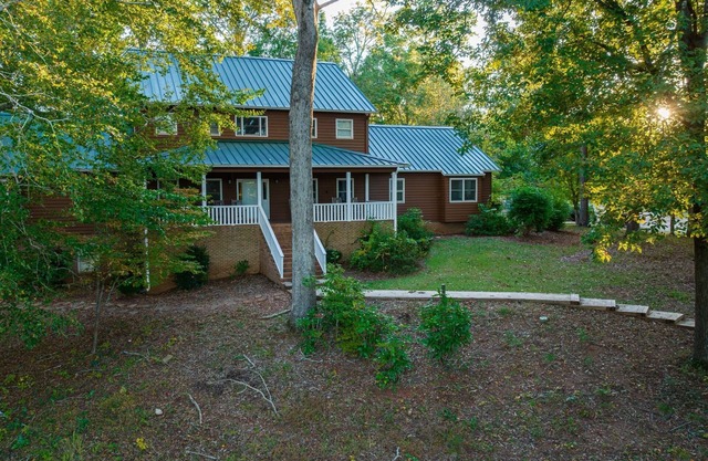 17 Bedroom Lodge Perfect for Retreats, Reunions, or just a Big Family Vacation!