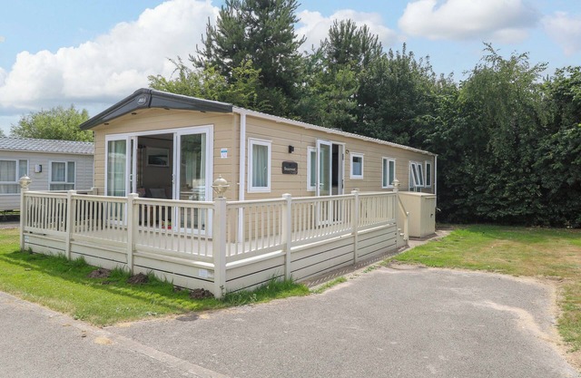 17 CASTLE WALK, pet friendly, with a garden in Burgh Castle