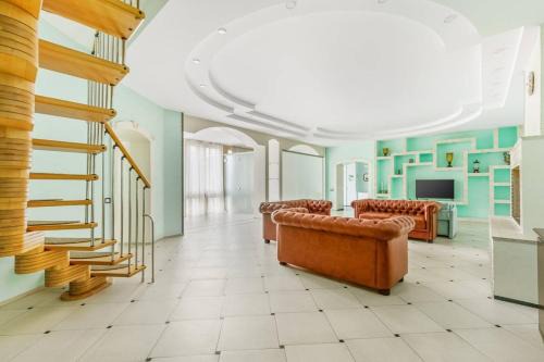 17 Deribasivska 4-room Apartment