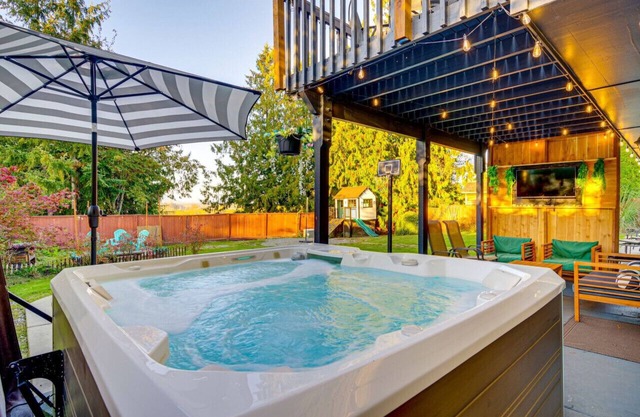 170) Massive 4 bedroom with Hot Tub!