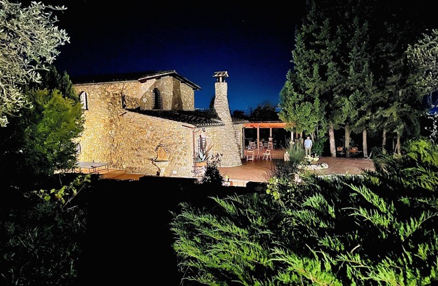 1700s stone farmhouse villa + 2 apartments on 10 acres for 10 guests. With pool!