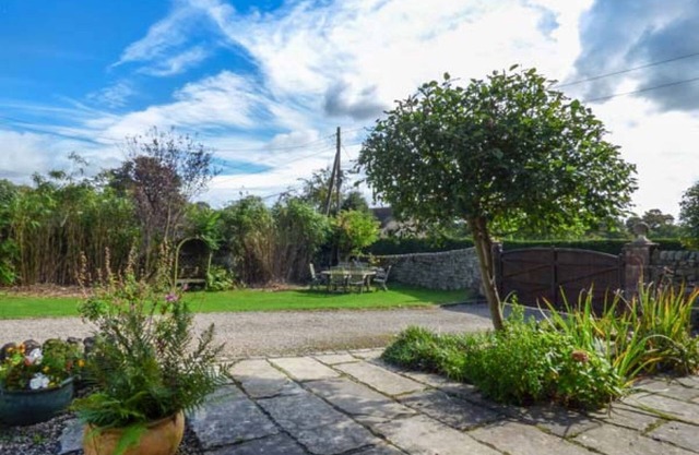 17th C Stone Barn Conversion In Village Location - Western Edge Of Peak District