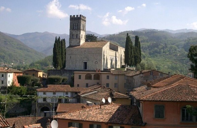 17th C Tuscan Villa With Mountain Views
