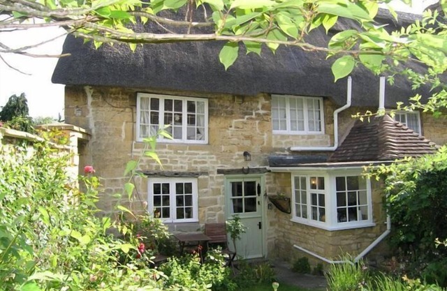 17th CENTURY GRADE II LISTED THATCHED COTTAGE in THE HEART OF CHIPPING CAMPDEN