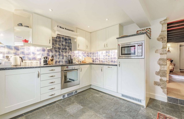 17th century holiday cottage in the Cotswolds - Midsummer Cottage