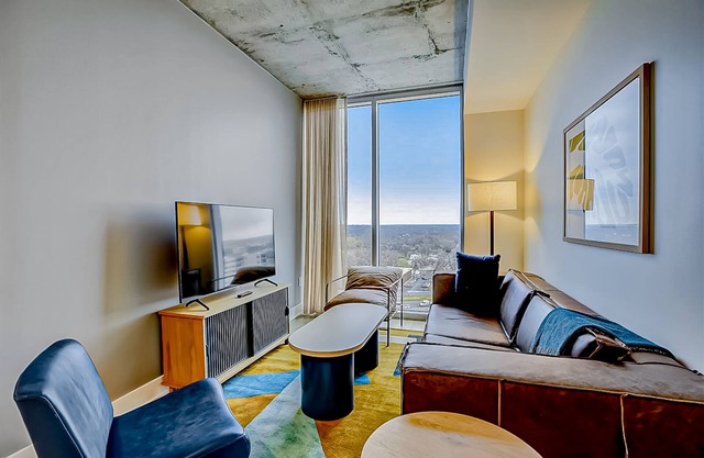17th-floor condo with pool and fitness room, fast WiFi, and washer/dryer