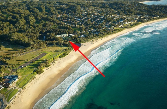 18 Fathoms - beautiful property right on the beach