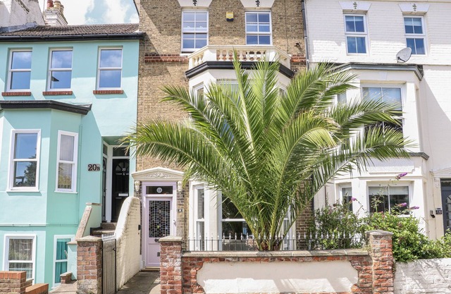 18 PAKEFIELD ROAD, pet friendly, with a garden in Lowestoft