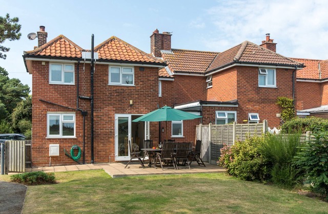 18 Pilgrim's Way - sleeps 6 guests in 3 bedrooms