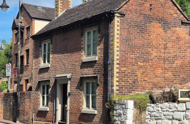 18 THE WHARFAGE, pet friendly, with a garden in Ironbridge