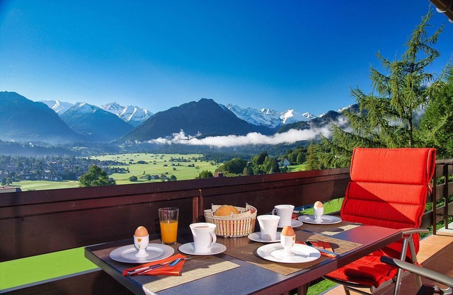 180-degree panoramic view, garage, internet, mountain railroads included