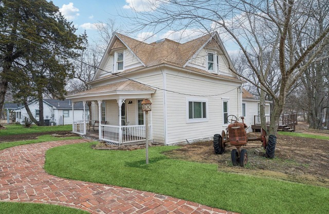1800s Farmhouse—King Bed~Big Kitchen~Games & DVDs