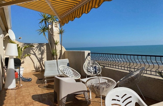 180° sea view, Front line beach Atico village center, terrace, air conditioning, swimming pool