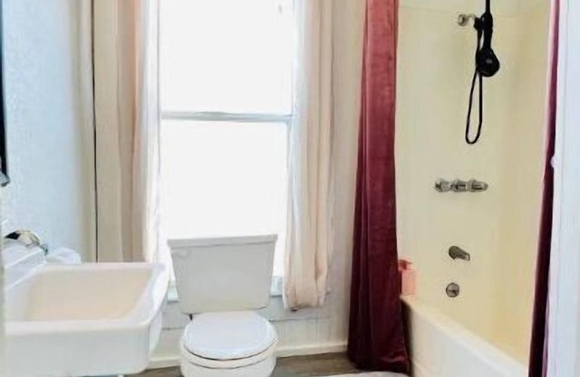 1890's Charm w/Modern Comforts Downtown