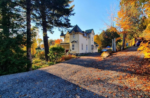 1898 Private Artistic Victorian Manor & Creative Space with Spa