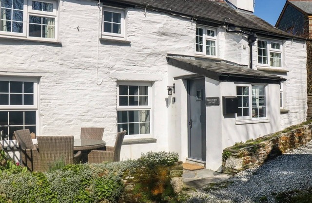 18th Century Cornish Cottage-Contemporary Interior-Private Parking-Pet Friendly