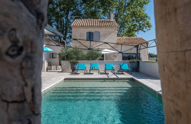 18th CENTURY MAS WITH SWIMMING POOL, POOL HOUSE, CLOSE TO ARLES