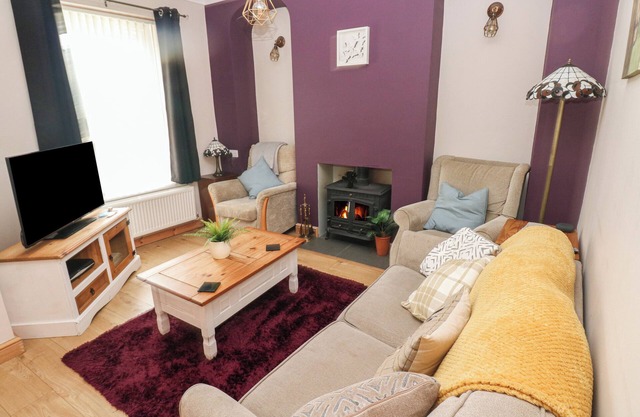 19 GREAT NORTH ROAD, pet friendly, with open fire in Milford Haven